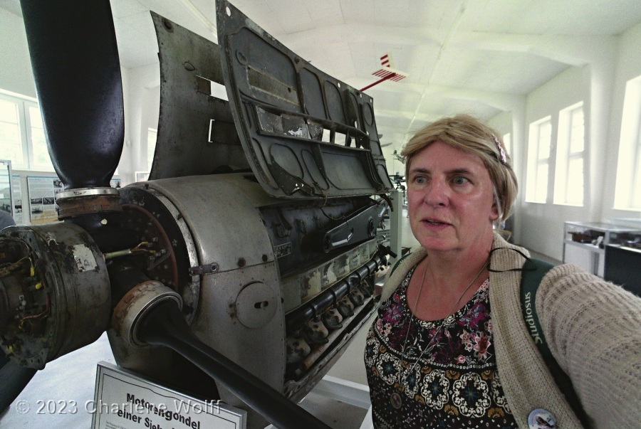 Königin Charlene an einem Flugzeugmotor